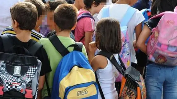 I bambini con lo zaino all\\'apertura dell\\'anno scolastico all\\'Istituto Comprensivo Uruguay \"Maria Stern Nuovo\" in Via di Settebagni a Roma oggi 12 settembre 2011. ANSA Mario De Renzis , ANSA