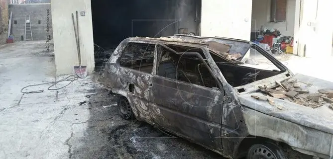 Auto in fiamme vicino l'ospedale di Soverato, panico tra i degenti