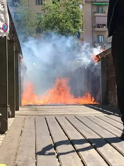 Cosenza, passerella sul Busento distrutta dalle fiamme