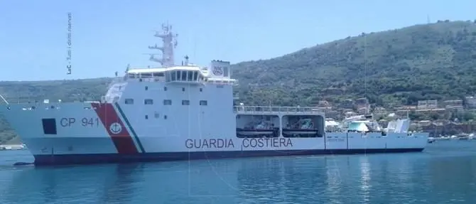 Vibo Marina, giunti al porto 1251 migranti e una salma