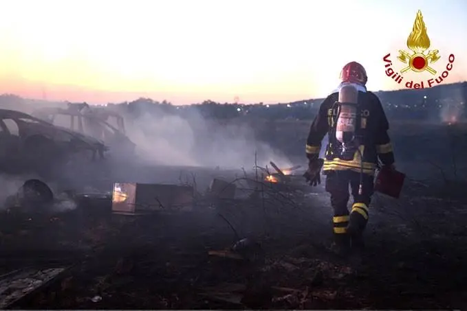 Incendi nel quartiere di Arghillà di Reggio, intervengono i Vigili del fuoco