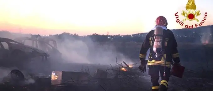 Incendi nel quartiere di Arghillà di Reggio, intervengono i Vigili del fuoco