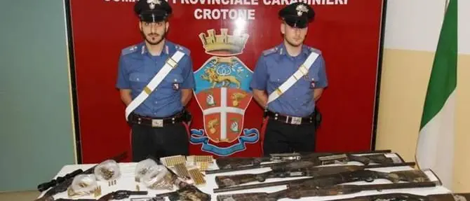 Cutro, armi e proiettili nel vano di un escavatore