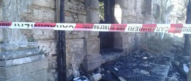 In fiamme l'ex Vescovado di Mileto, collegamenti con l'omicidio Prestia?