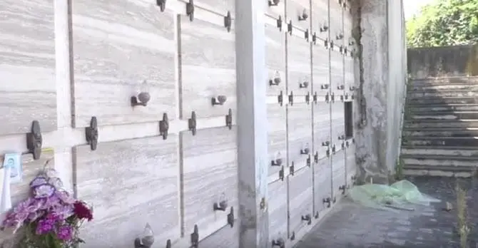 Dopo lo sbarco, la sepoltura: nel cimitero di Bivona solo loculi anonimi (VIDEO)