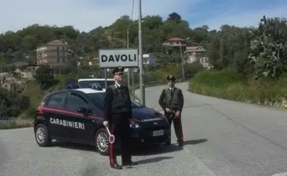 Catanzaro, privo di documenti tenta di sfuggire ai carabinieri: arrestato