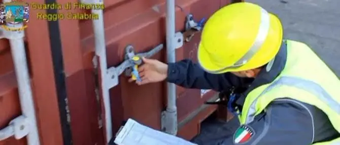 Nascosta tra le noci, sequestrati 309 chili di cocaina al porto di Gioia Tauro