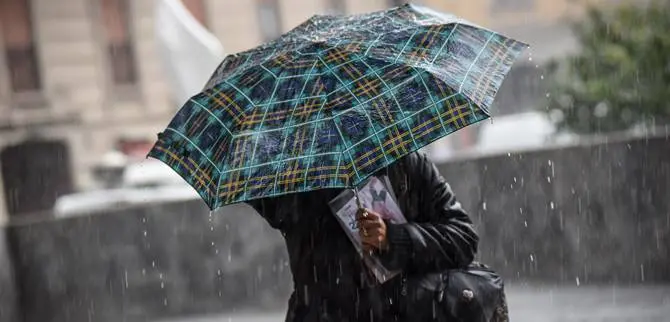 Piogge torrenziali a Castrovillari, allagamenti in alcune strade del centro storico