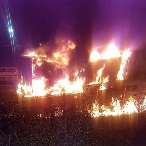 Camion in fiamme sull'autostrada nel Cosentino, disagi e rallentamenti