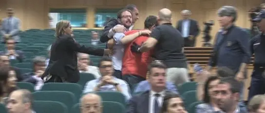 Contestazione all'aula magna mentre prende la parola il Ministro Minniti (VIDEO)