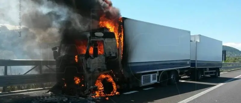 Autotreno in fiamme sull’A2, panico in autostrada tra Pizzo e Lamezia