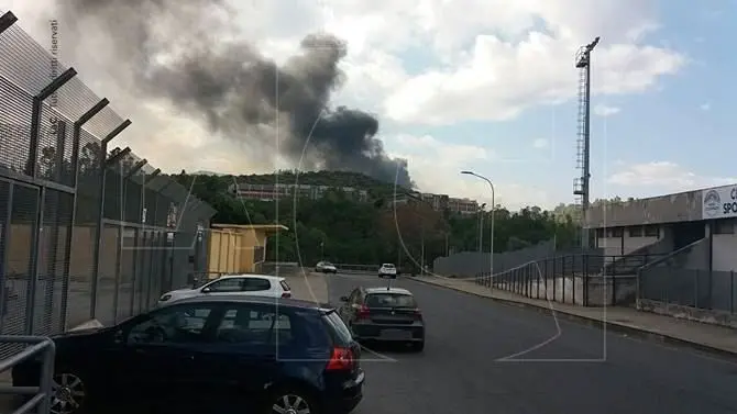 Rende, vasto incendio nei pressi della frazione Sant’Agostino (VIDEO)