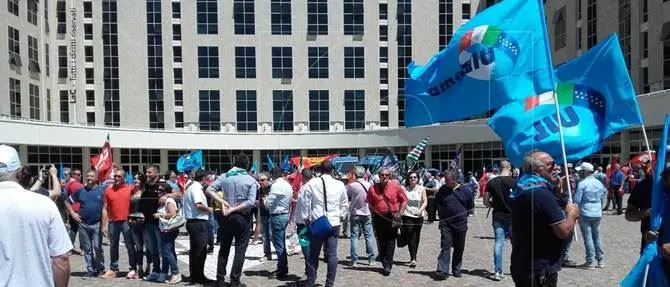 Nuova manifestazione di Cgil,Cisl e Uil alla Cittadella regionale