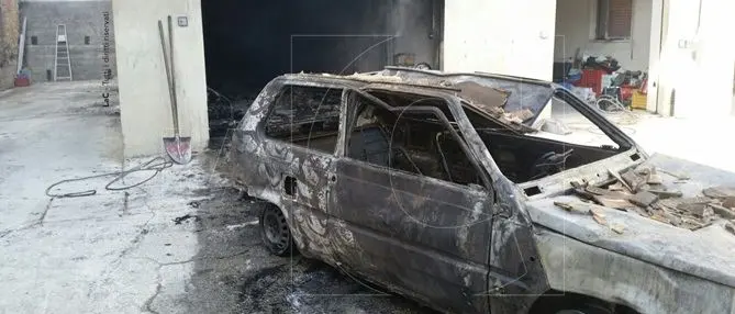 Catanzaro, incendio di vaste proporzioni lambisce abitazioni in viale Emilia