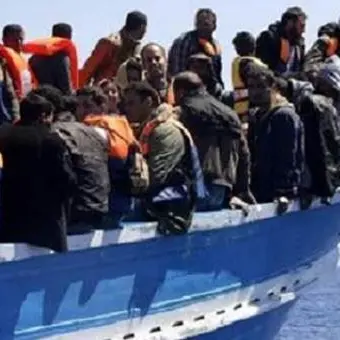 Soccorsi 71 migranti a largo di Crotone. A bordo anche una salma