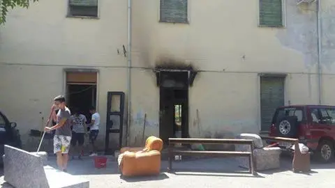Castrovillari, appiccato il fuoco al portone della sede Agesci