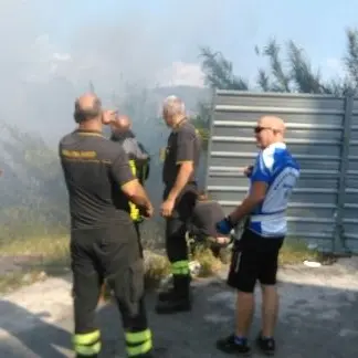 Cosenza, rogo su Viale Mancini. I vigili urbani in bicicletta evitano il peggio