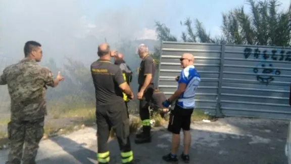Cosenza, rogo su Viale Mancini. I vigili urbani in bicicletta evitano il peggio