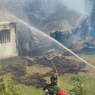 Catanzaro, incendio al Barone: evacuati residenti
