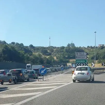 Code e disagi sull'autostrada del Mediterraneo. Automobilisti esasperati