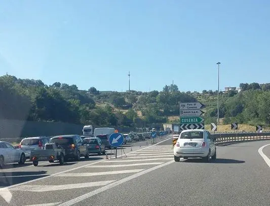 Code e disagi sull'autostrada del Mediterraneo. Automobilisti esasperati