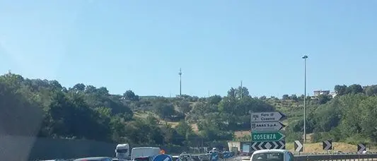 Code e disagi sull'autostrada del Mediterraneo. Automobilisti esasperati