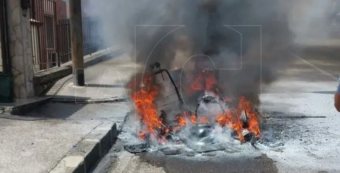 Catanzaro, minicar in fiamme su viale dei Bizantini
