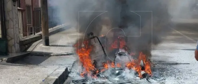 Catanzaro, minicar in fiamme su viale dei Bizantini