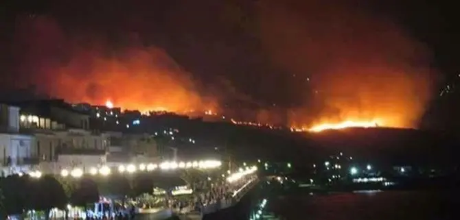 Calabria: allarme incendi, oltre 500 gli interventi dei Vigili del fuoco (VIDEO)