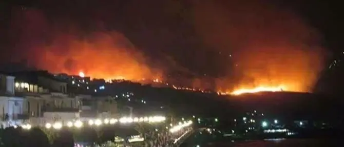 Calabria: allarme incendi, oltre 500 gli interventi dei Vigili del fuoco (VIDEO)
