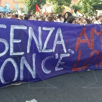 L'onda festosa e colorata del Gay Pride travolge la città di Cosenza