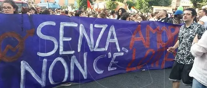 L'onda festosa e colorata del Gay Pride travolge la città di Cosenza