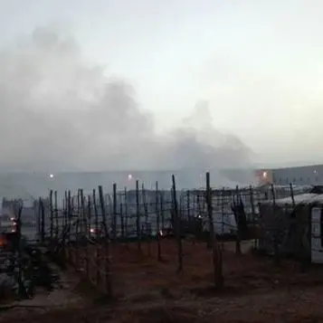 Migranti, incendio nella tendopoli di San Ferdinando