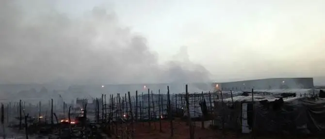 Migranti, incendio nella tendopoli di San Ferdinando