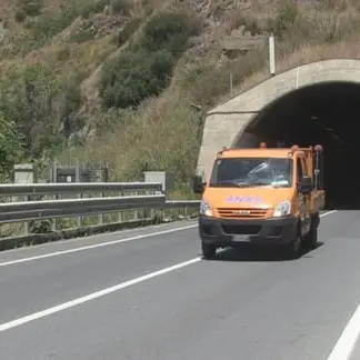 Galleria di Coreca chiusa al traffico da oltre un mese, si profila un'estate piena di disagi