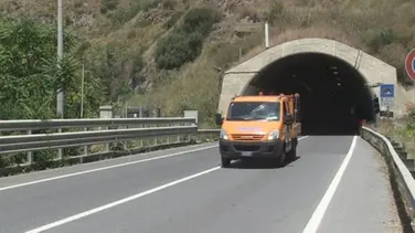 Galleria di Coreca chiusa al traffico da oltre un mese, si profila un'estate piena di disagi