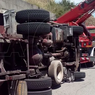 Catanzaro, autocarro si ribalta sulla Sp 172: autista illeso