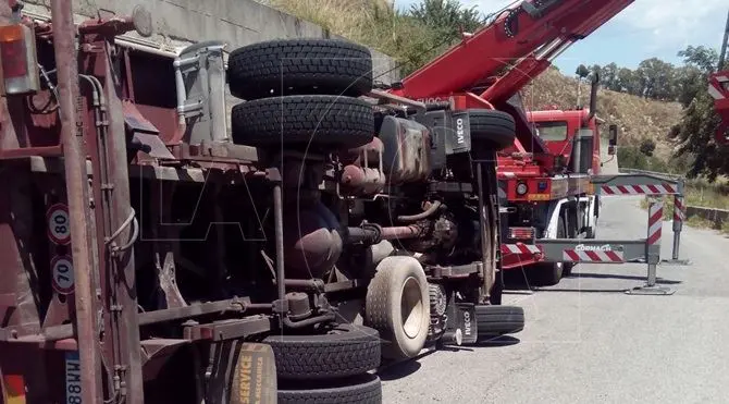 Catanzaro, autocarro si ribalta sulla Sp 172: autista illeso