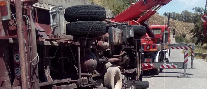 Catanzaro, autocarro si ribalta sulla Sp 172: autista illeso