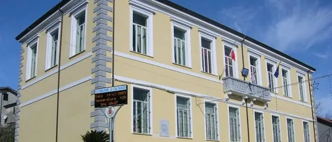 Intimidazioni, tentano di incendiare casa dell’ex sindaco di Olivadi