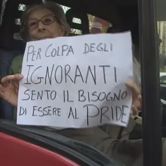 Ecco l'anziana insegnante diventata il simbolo del Gay Pride di Cosenza (VIDEO)