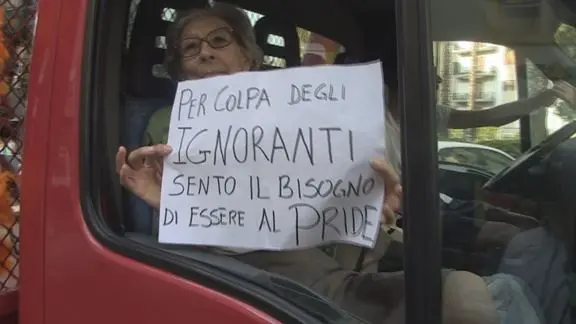 Ecco l'anziana insegnante diventata il simbolo del Gay Pride di Cosenza (VIDEO)