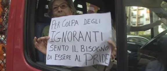 Ecco l'anziana insegnante diventata il simbolo del Gay Pride di Cosenza (VIDEO)