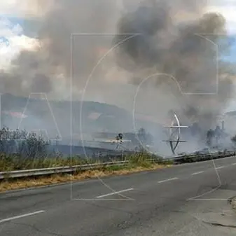 Vasto incendio a Catanzaro, chiusa via Emilia