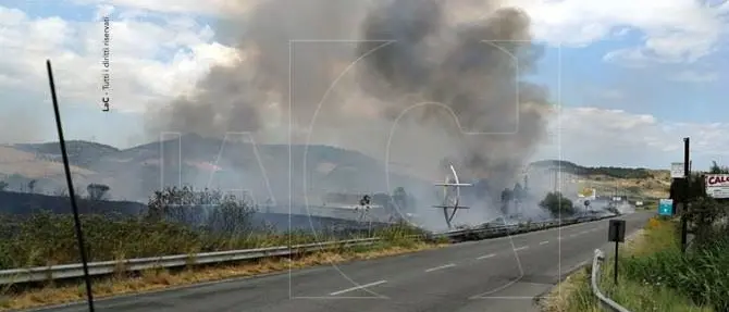 Vasto incendio a Catanzaro, chiusa via Emilia