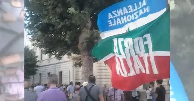 Migranti, apre lo Sprar a Castrovillari: è protesta (VIDEO)