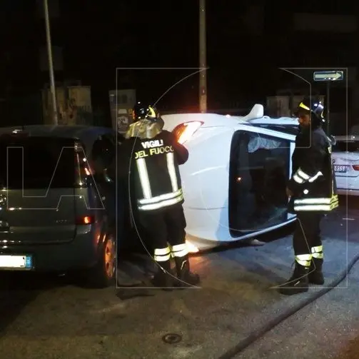 Catanzaro, auto si ribalta su via Buccarelli