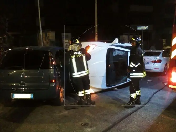 Catanzaro, auto si ribalta su via Buccarelli