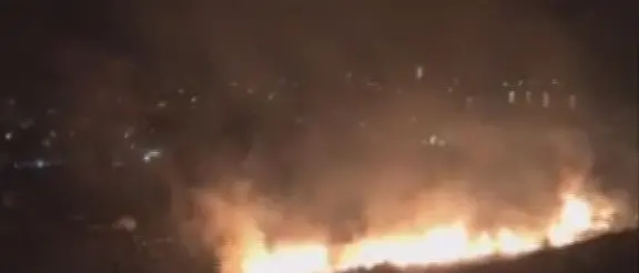 Diamante, le fiamme bruciano la collina dei ruderi di Cirella