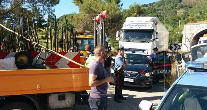 Scontro tra moto, auto e camion nel Cosentino: un morto e due feriti